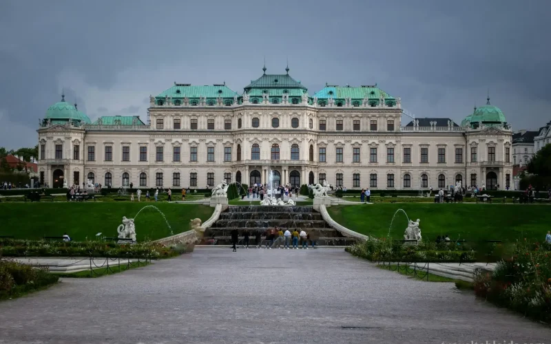 Seasonal Tourist in Schönbrunn Palace: Best Times to Visit & Things To Do